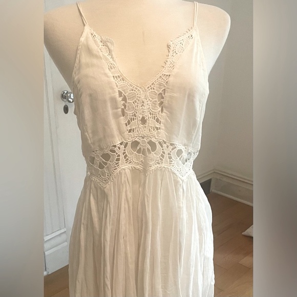 Gorgeous white sundress! Feel like a fairy in the floatiest summer dress! - Picture 5 of 9